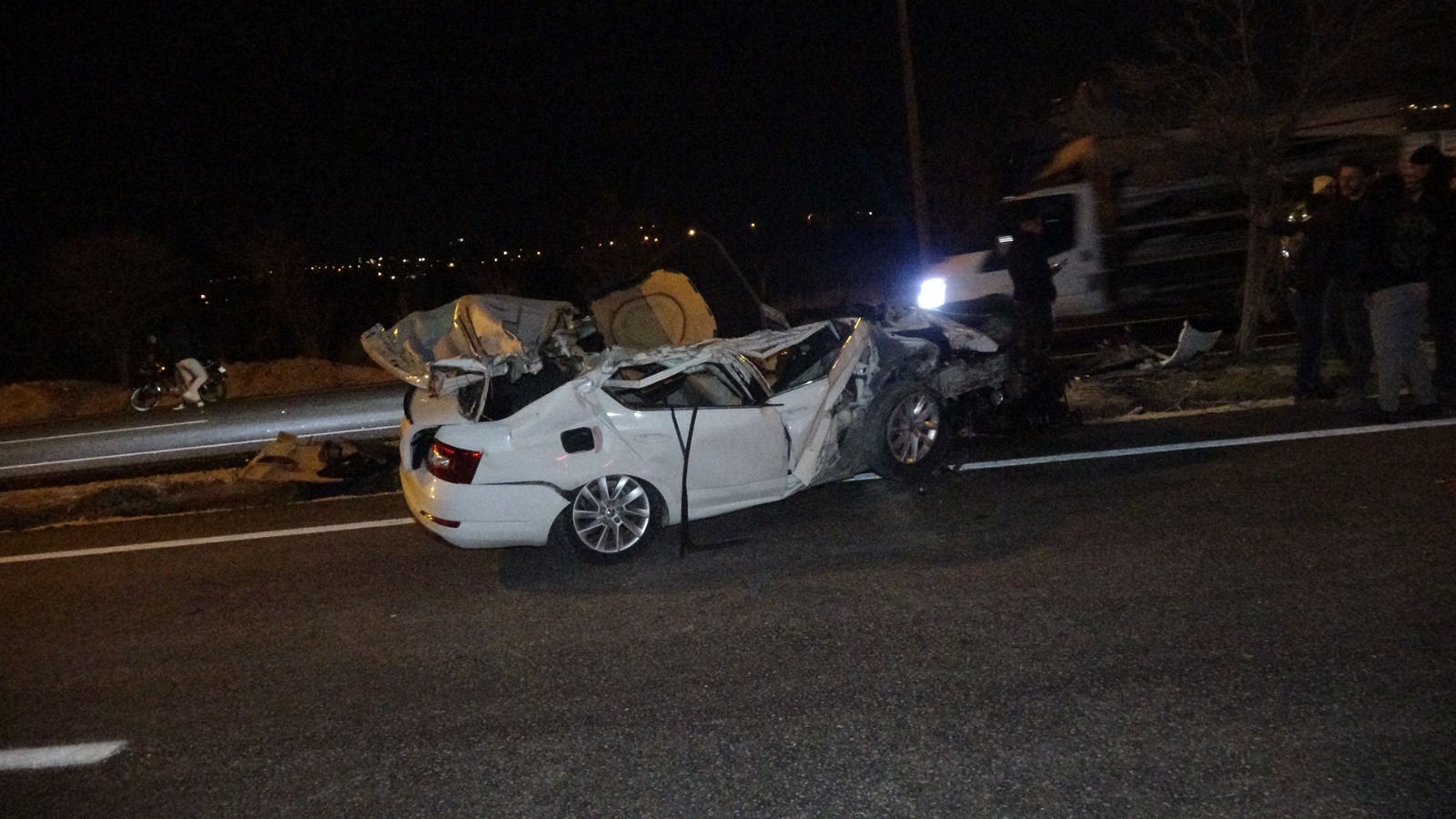 Kilis'te Korkutan Çarpışma: Otomobil Park Halindeki TIR'a Çarptı