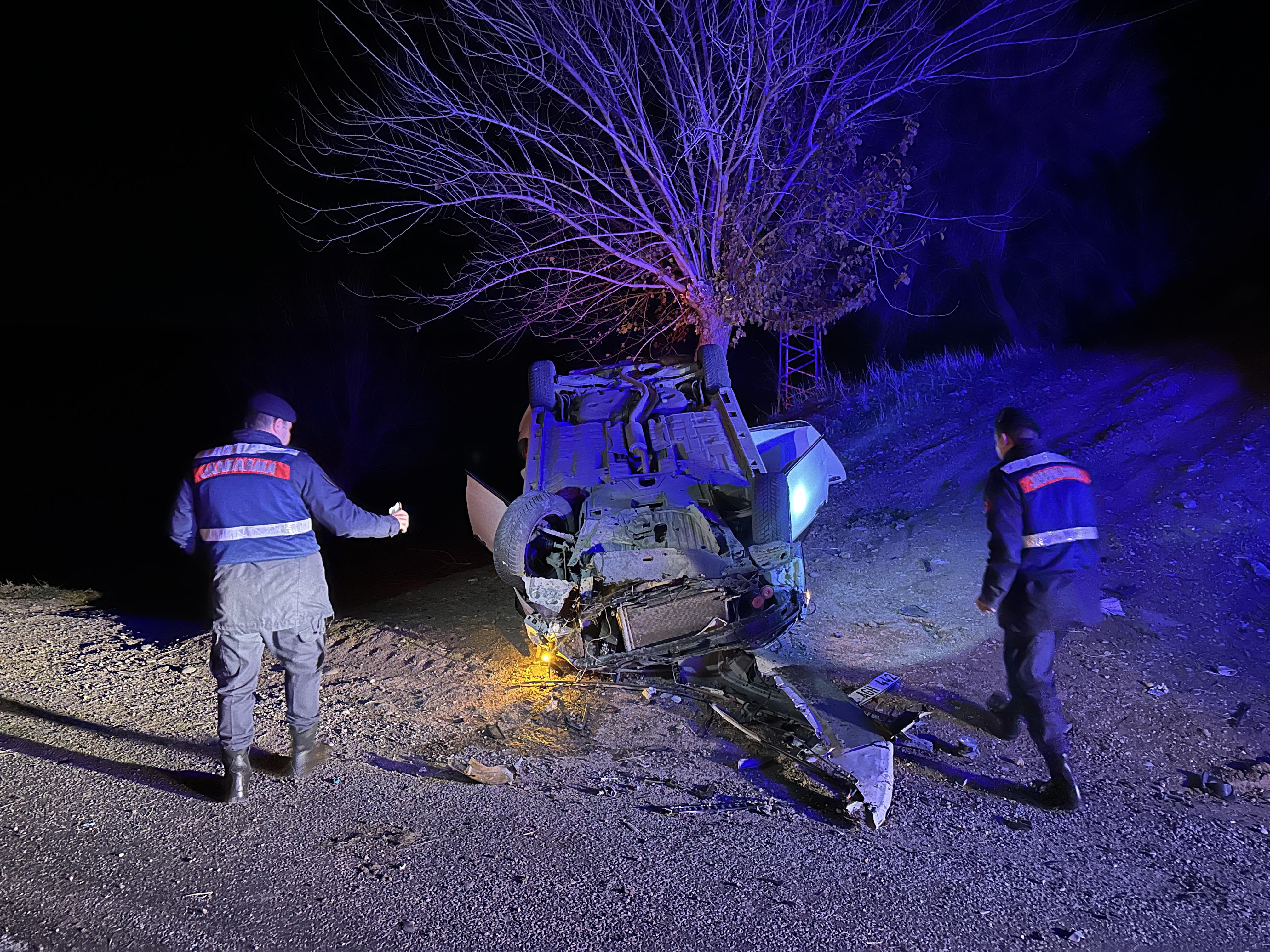 Adıyaman Kahta'da Otomobil Şarampole Yuvarlandı: 3 Kişi Yaralandı