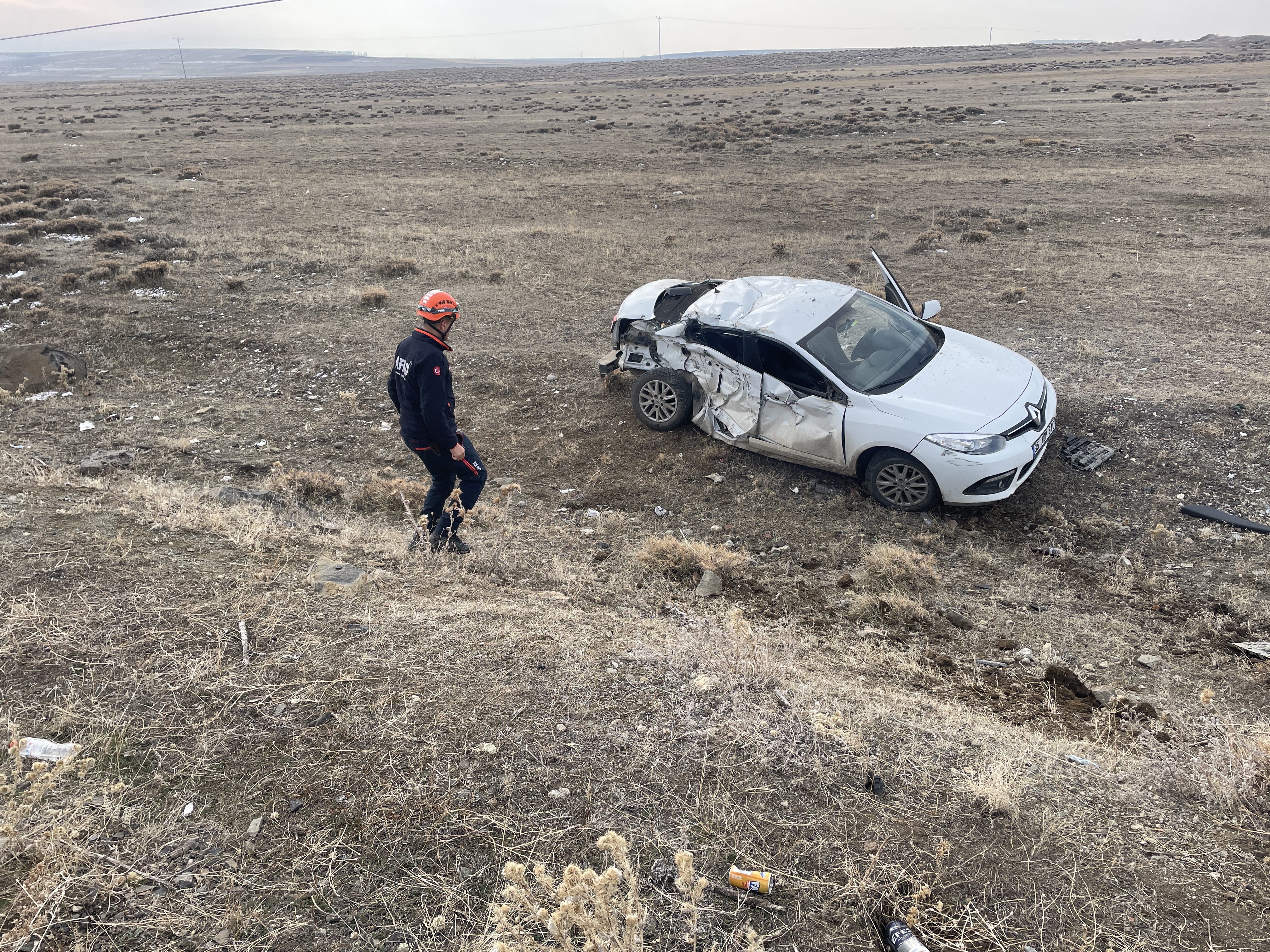 Kars'ta kamyonla çarpışan otomobil şarampole devrildi