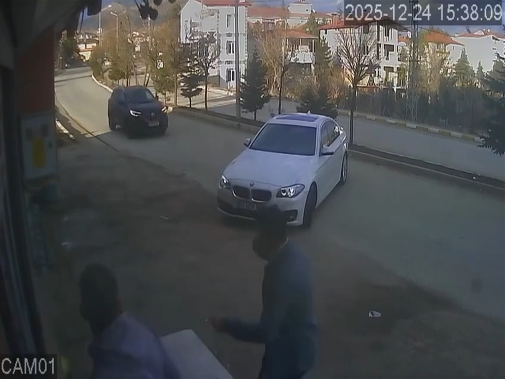 Adana'da trafik kazası kameraya saniye saniye yansıdı