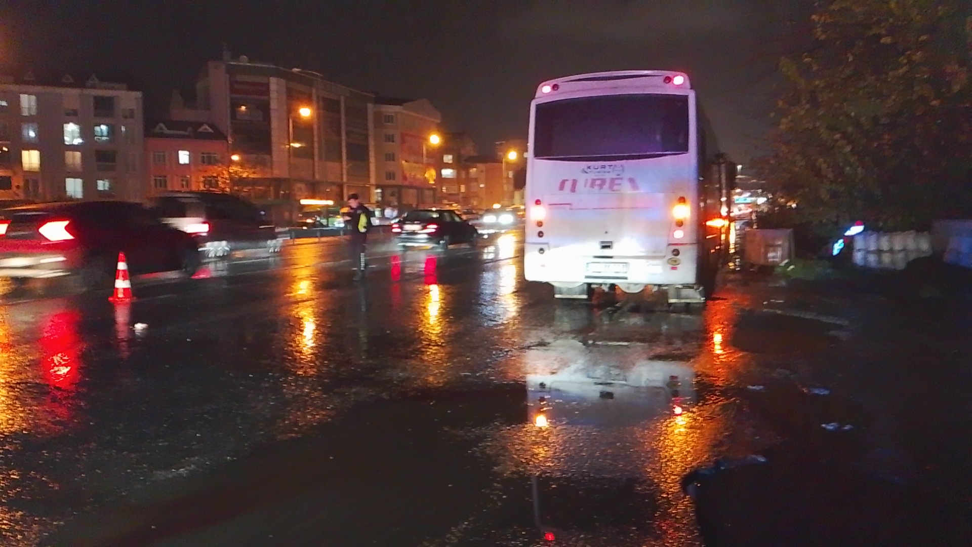 İstanbul - Silivri'de yolun karşısına geçerken servis aracının çarptığı kadın hayatını kaybetti