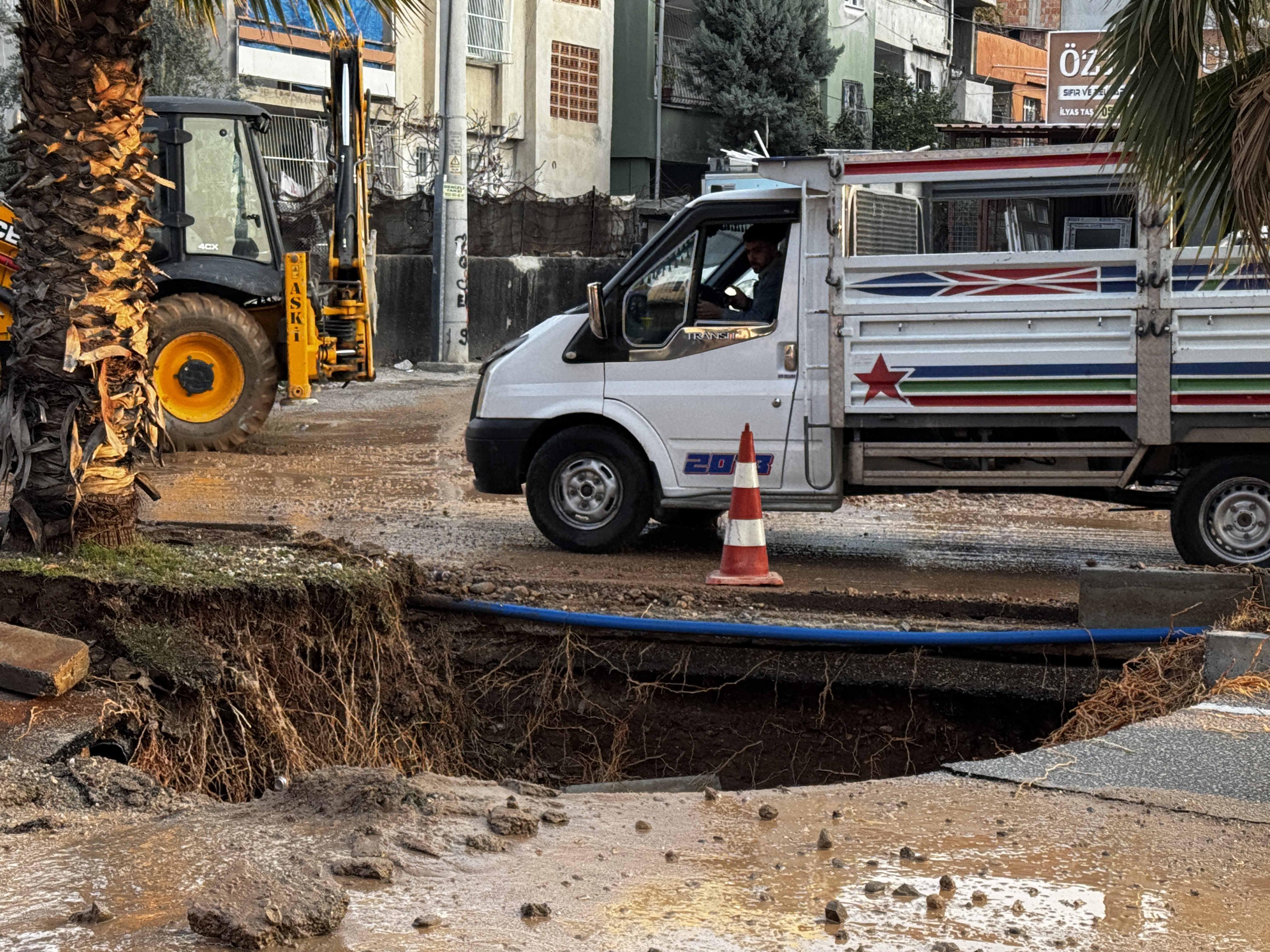 Adana'da Patlayan Su Borusu Çukur Oluşturdu
