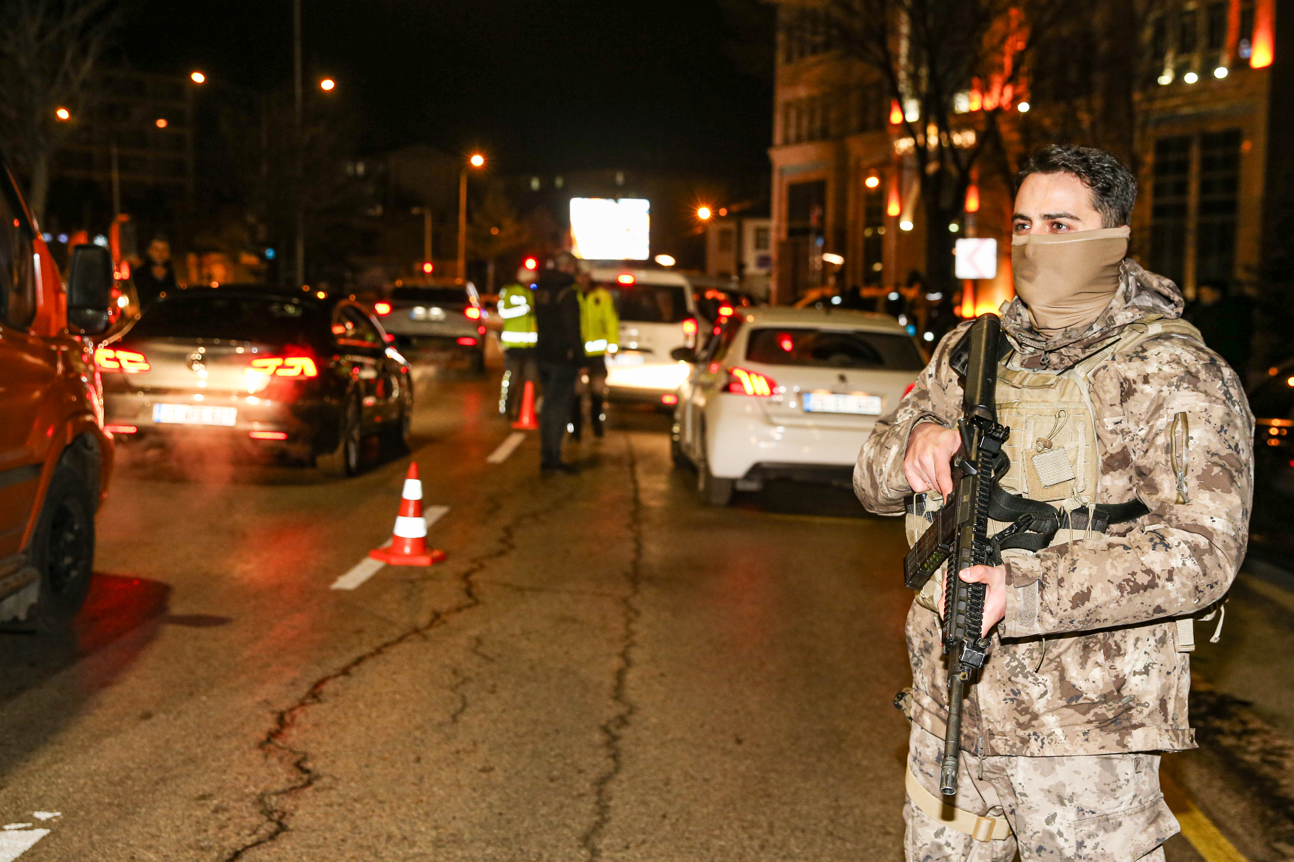 Kış turizm merkezi Erzurum'da polis 34 noktada yılbaşı denetimi yaptı