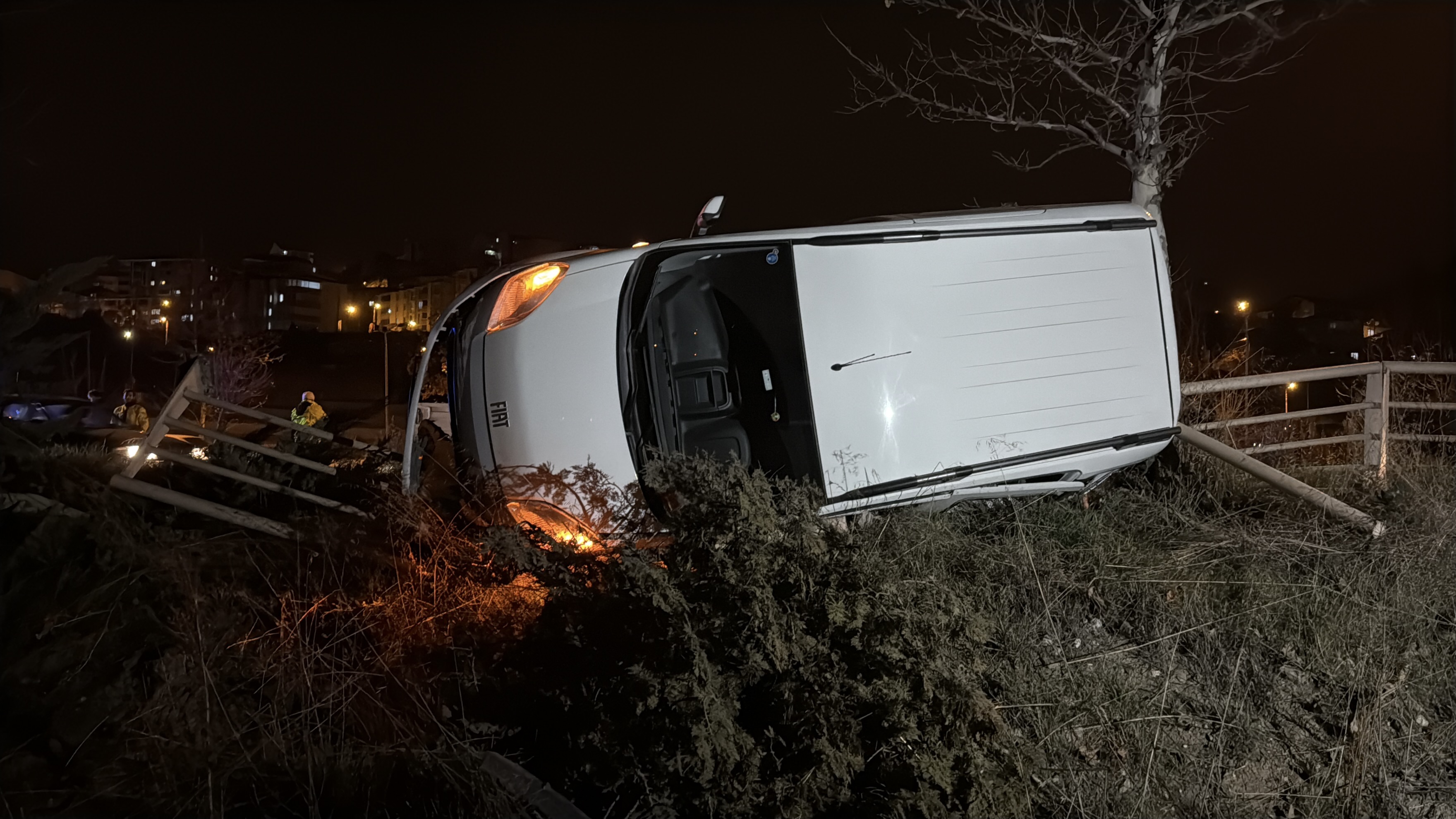 Karabük'te hafif ticari araç ile otomobil çarpıştı; 3 yaralı