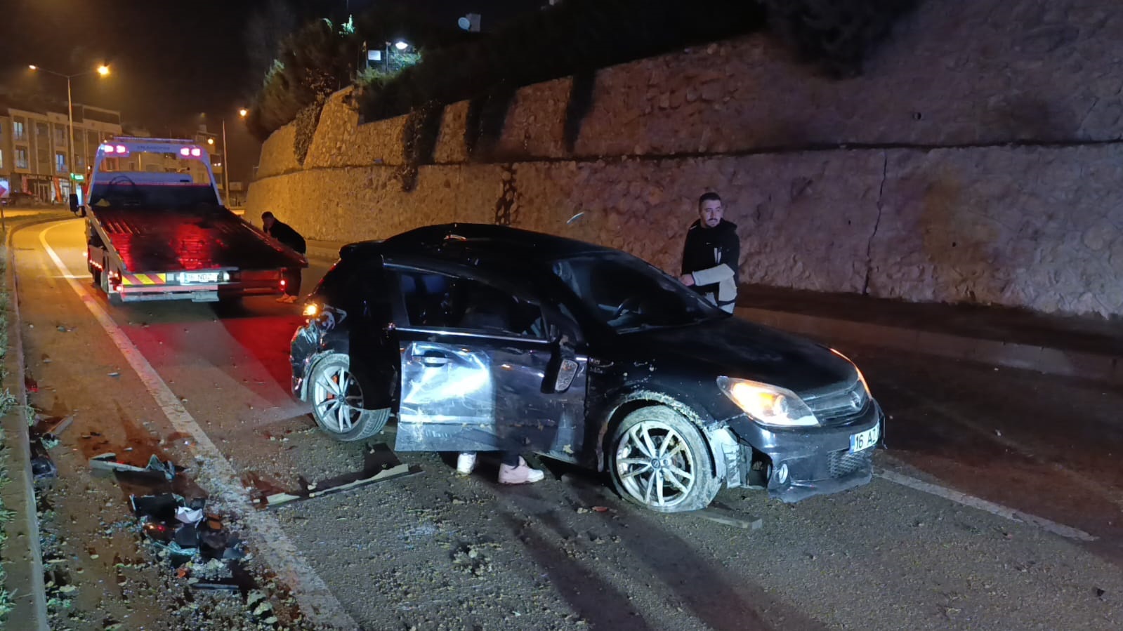Bursa'da takla atan otomobil, direğe çarptı: 3 kişi yaralandı