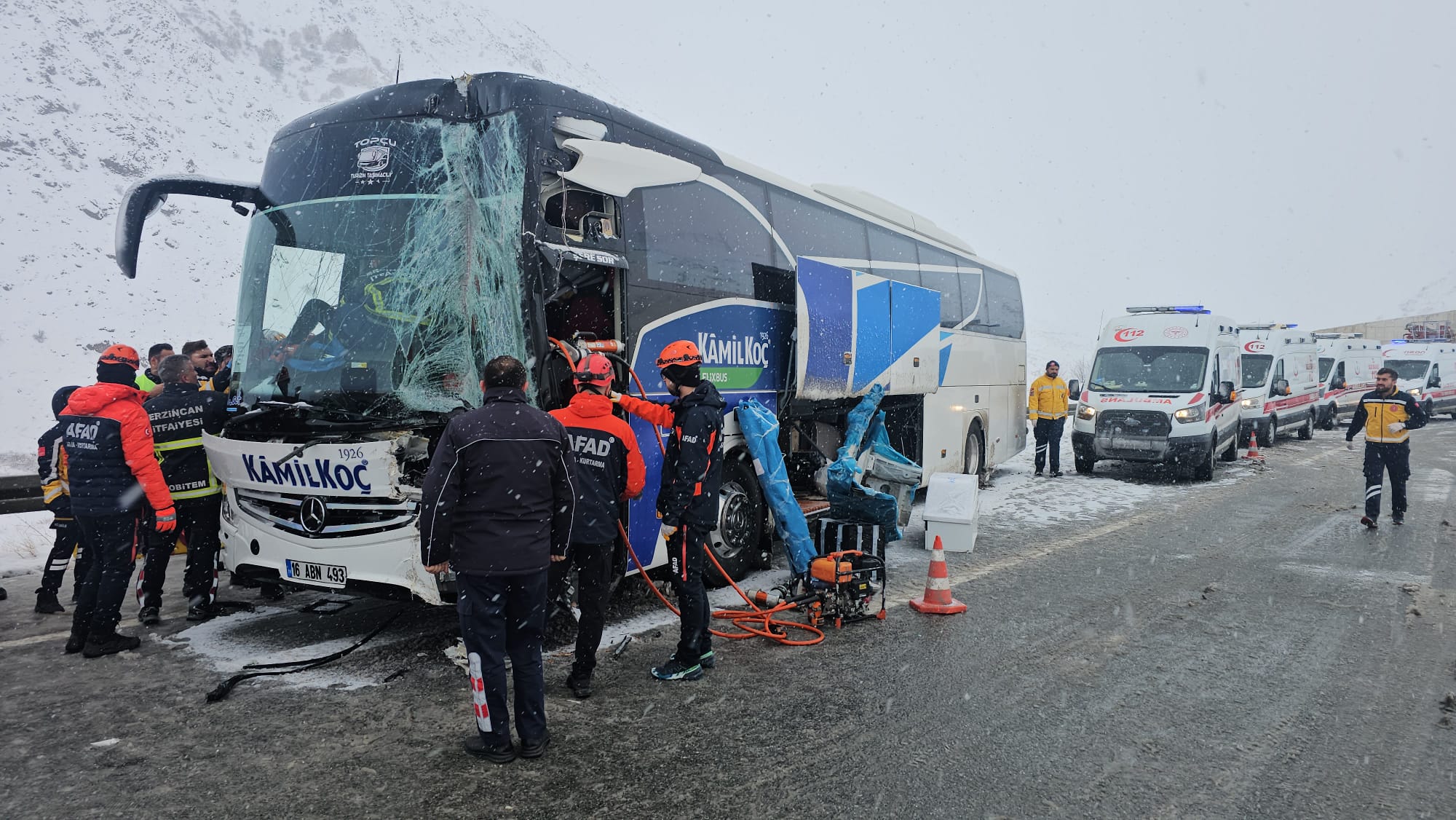 Erzincan'da Yolcu Otobüsü Tıra Çarptı