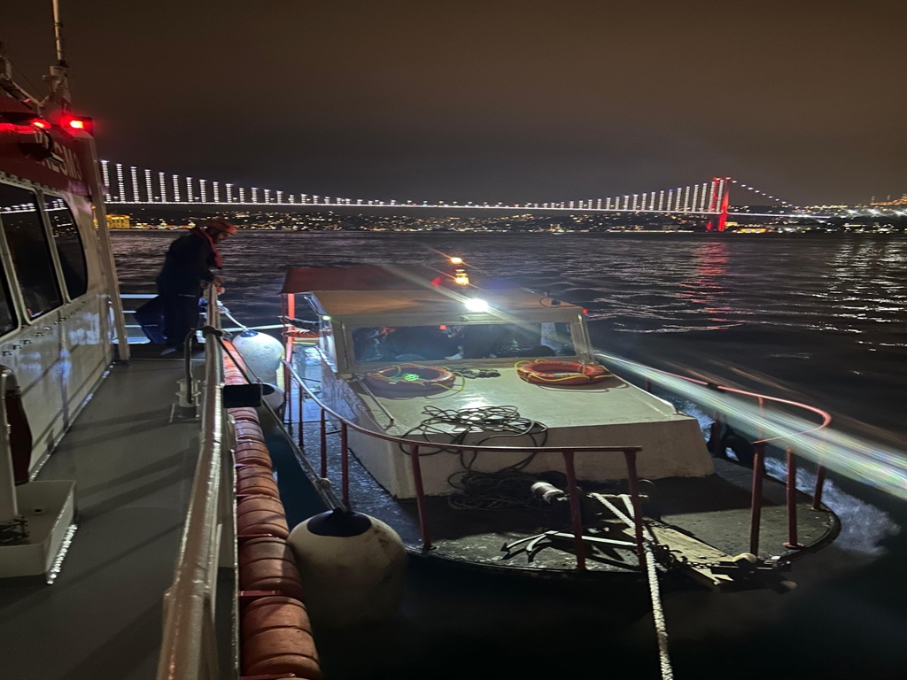 İstanbul Boğazı'nda arızalanan tekne emniyetle kurtarıldı