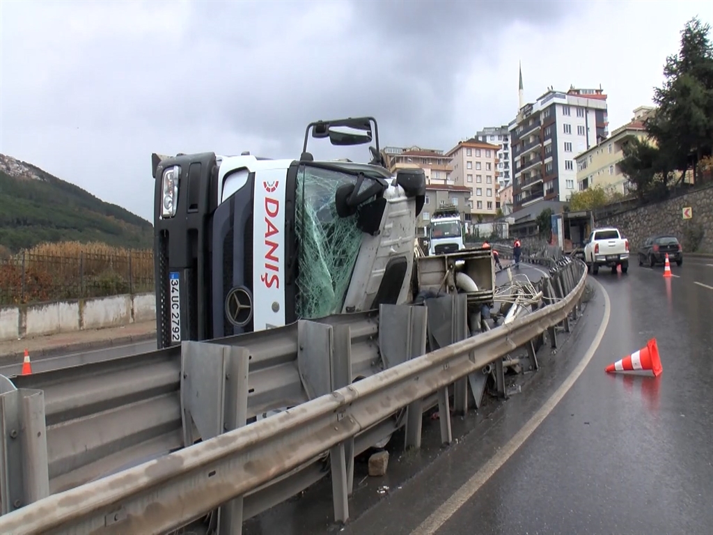 Maltepe'de kamyon kazası: Beton pompası bariyerlere devrildi