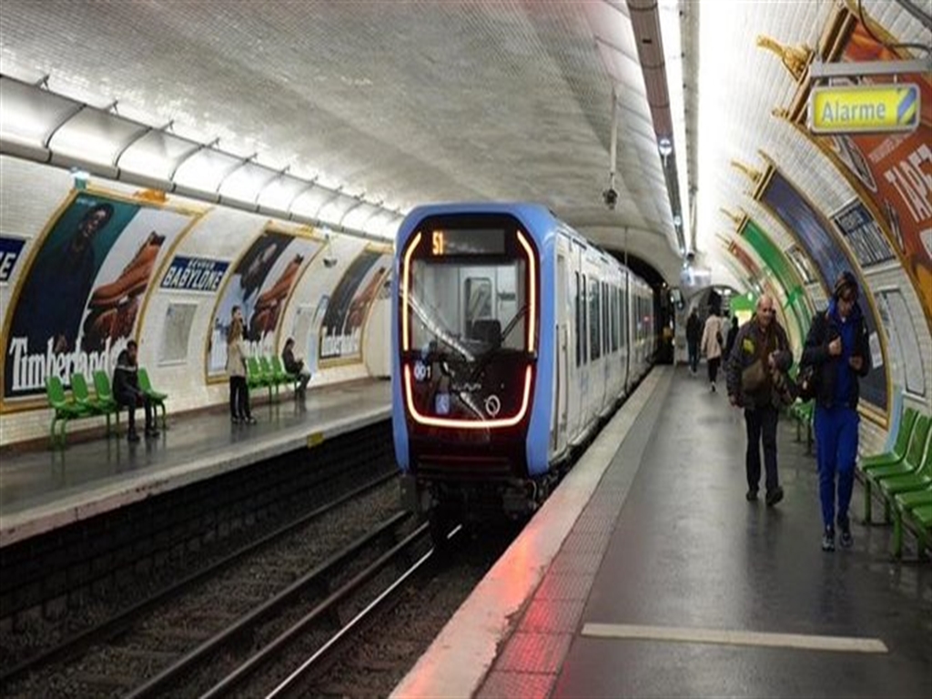 Paris metrosunda bıçaklı saldırı: 3 kadın yaralandı