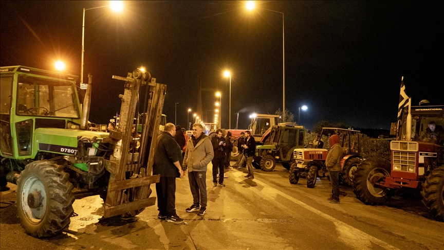 Yunanistan'da çiftçiler Selanik-Atina yolunu kapatıyor