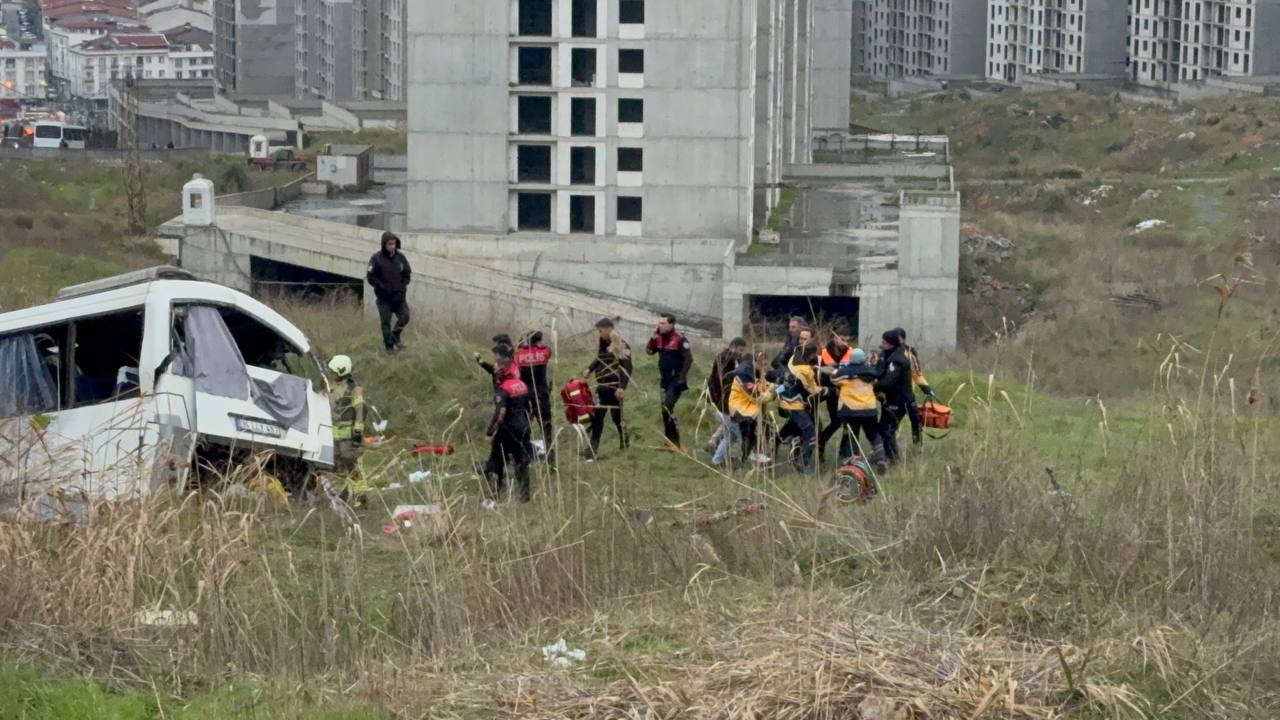 Esenyurt'ta servis midibüsü devrildi