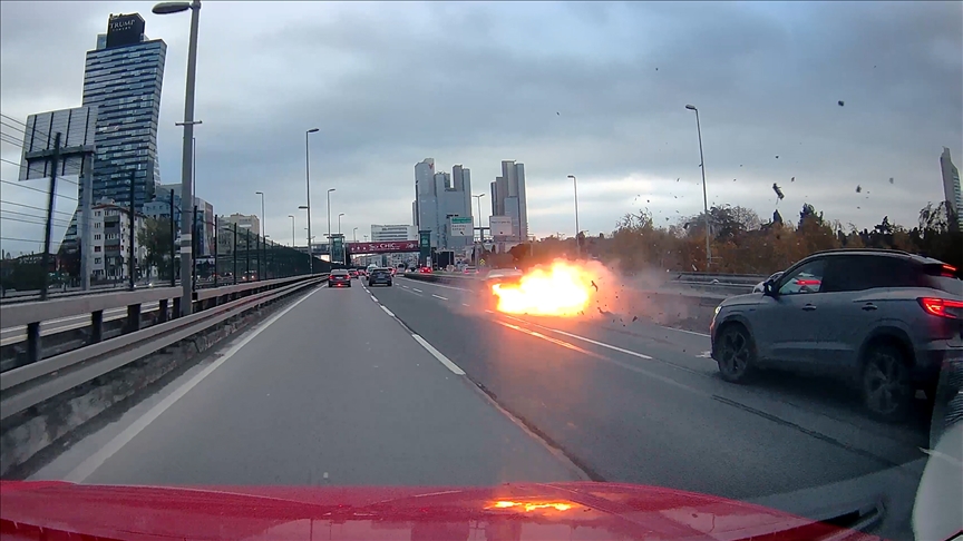 İstanbul'da otomobil bariyerlere çarptı, alev aldı