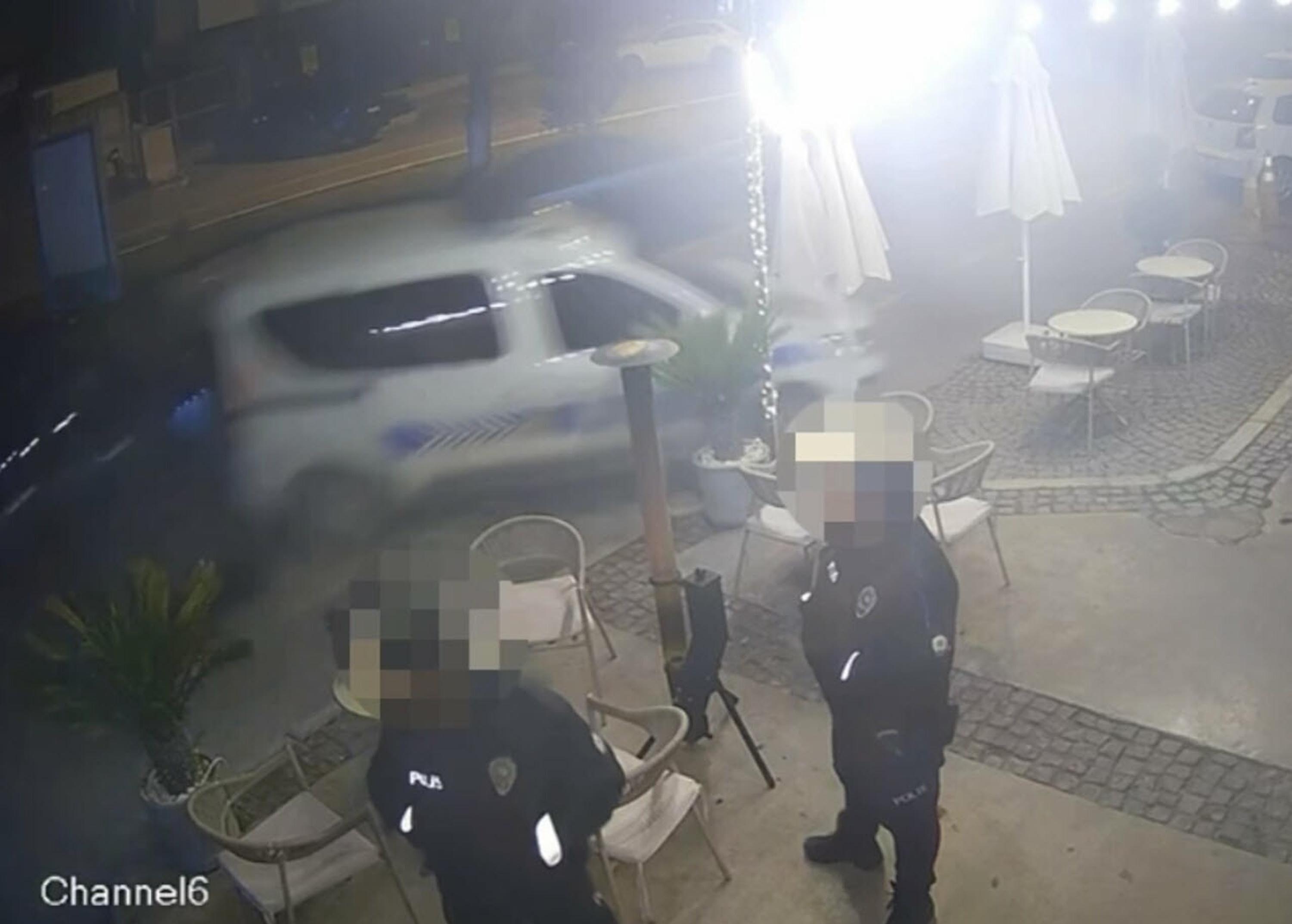 Otomobil, park halindeki polis aracına çarptı