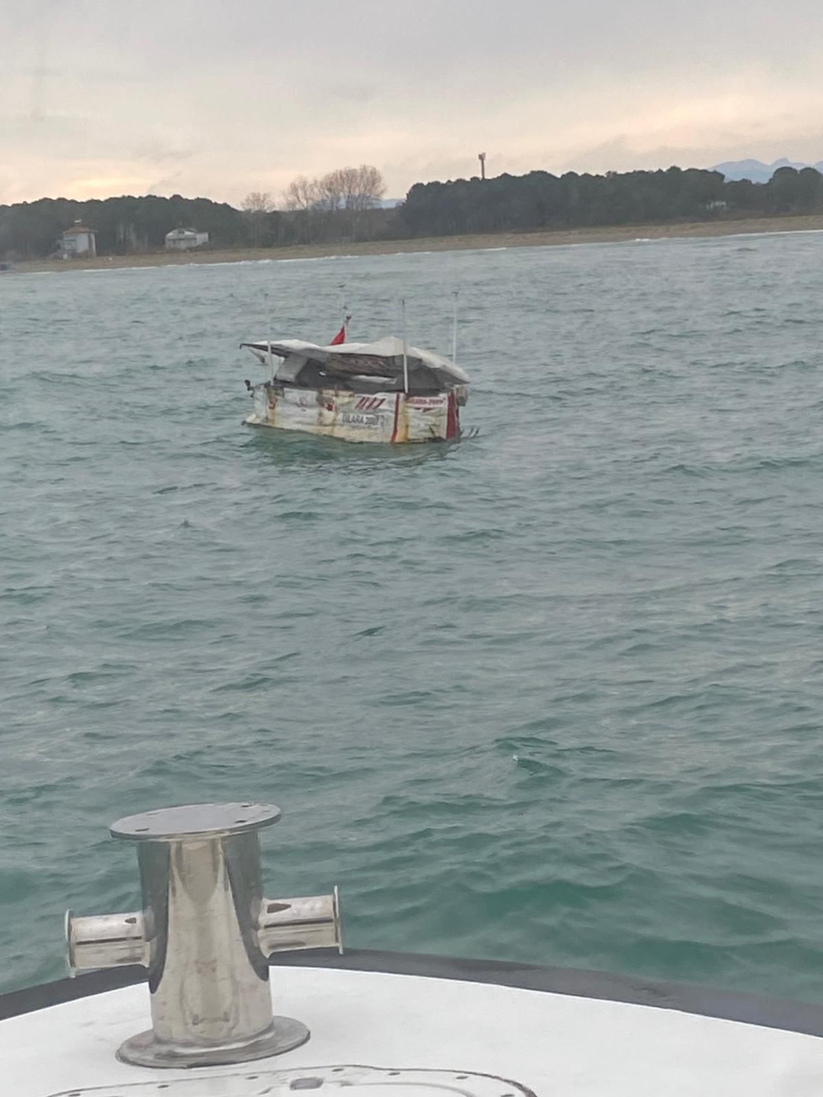 Samsun'da denizde sürüklenen tekne, polis ekipleri tarafından kurtarıldı