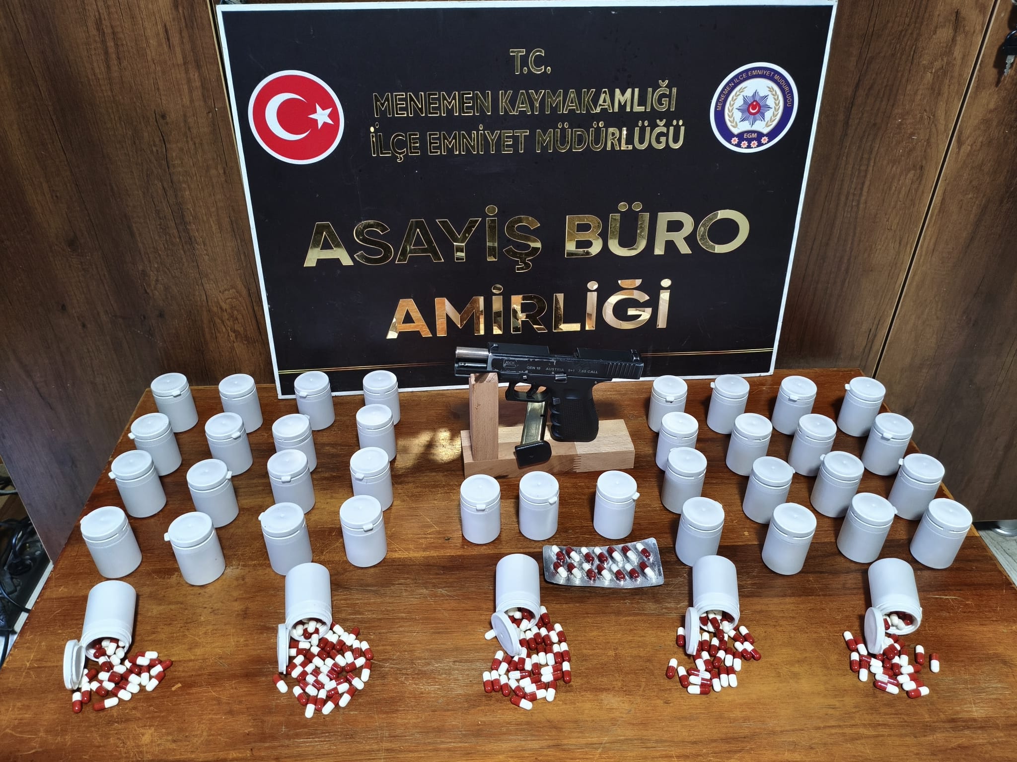 İzmir'de uyuşturucu operasyonunda gözaltına alınan 3 şüpheli tutuklandı
