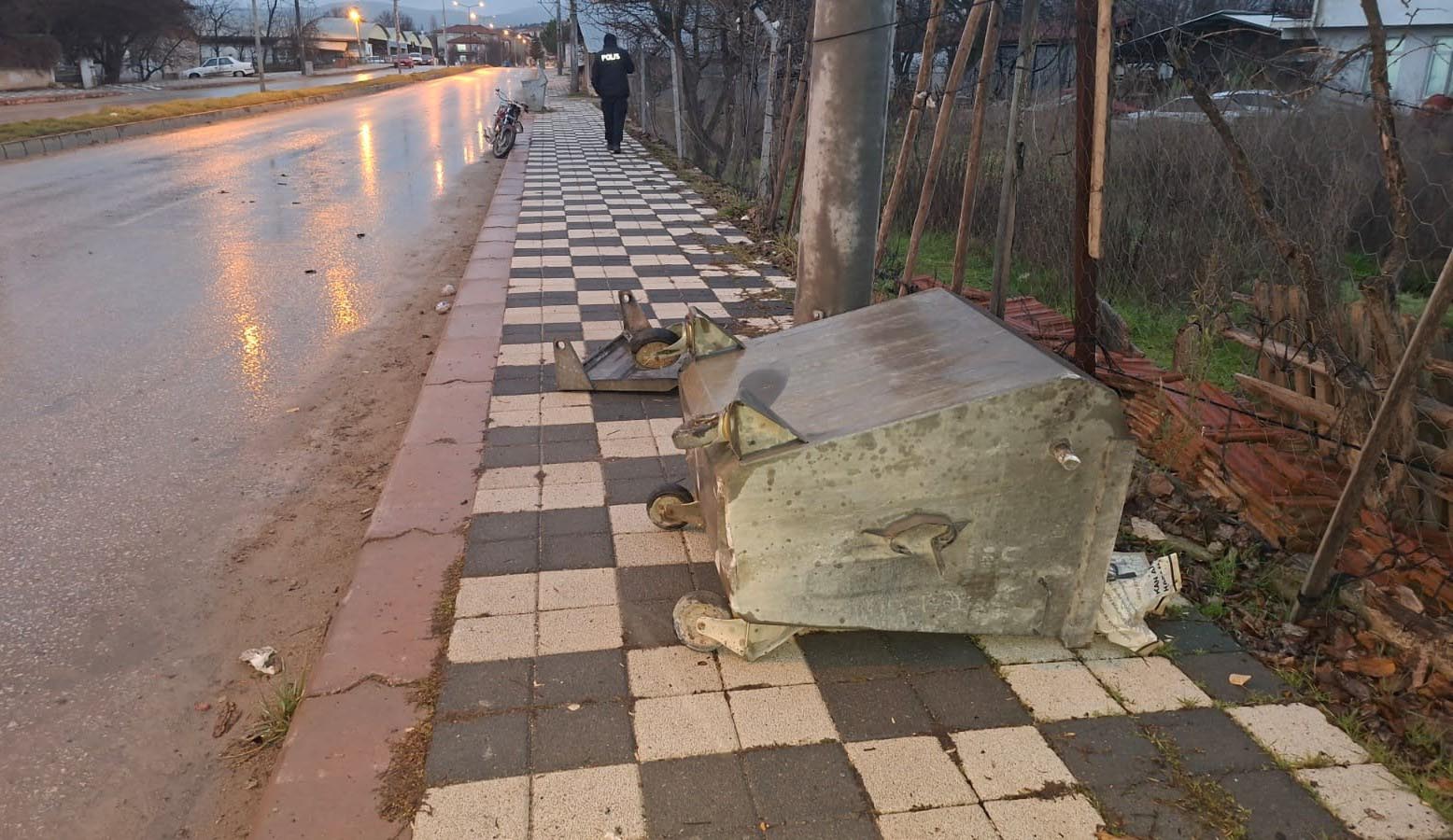 Kütahya'da motosiklet, çöp konteynerine çarptı: 1 ölü, 1 yaralı