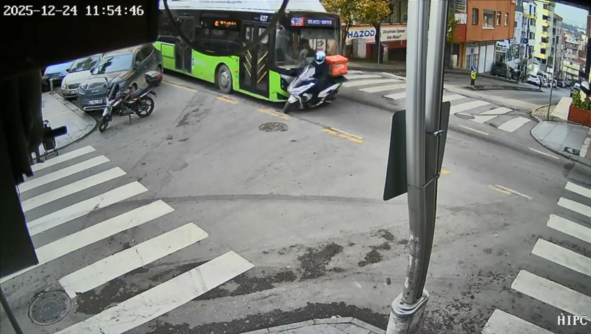 Kocaeli'de belediye otobüsü ile motokuryenın çarpıştığı anlar kameraya yansıdı