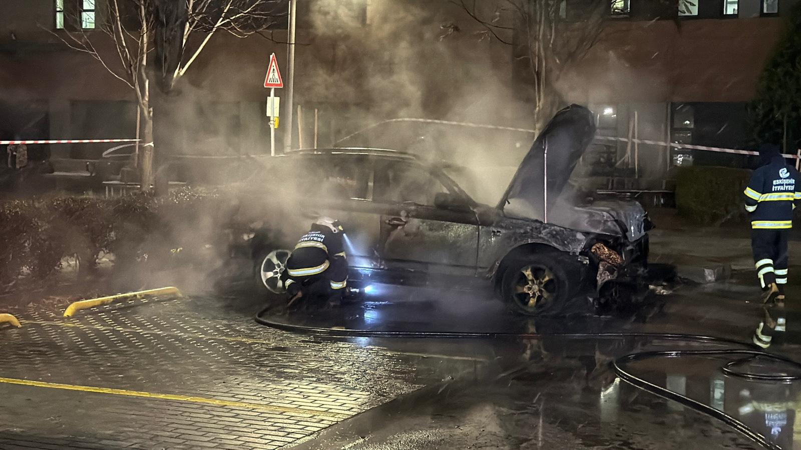 Eskişehir'de 2 otomobil alev alev yandı
