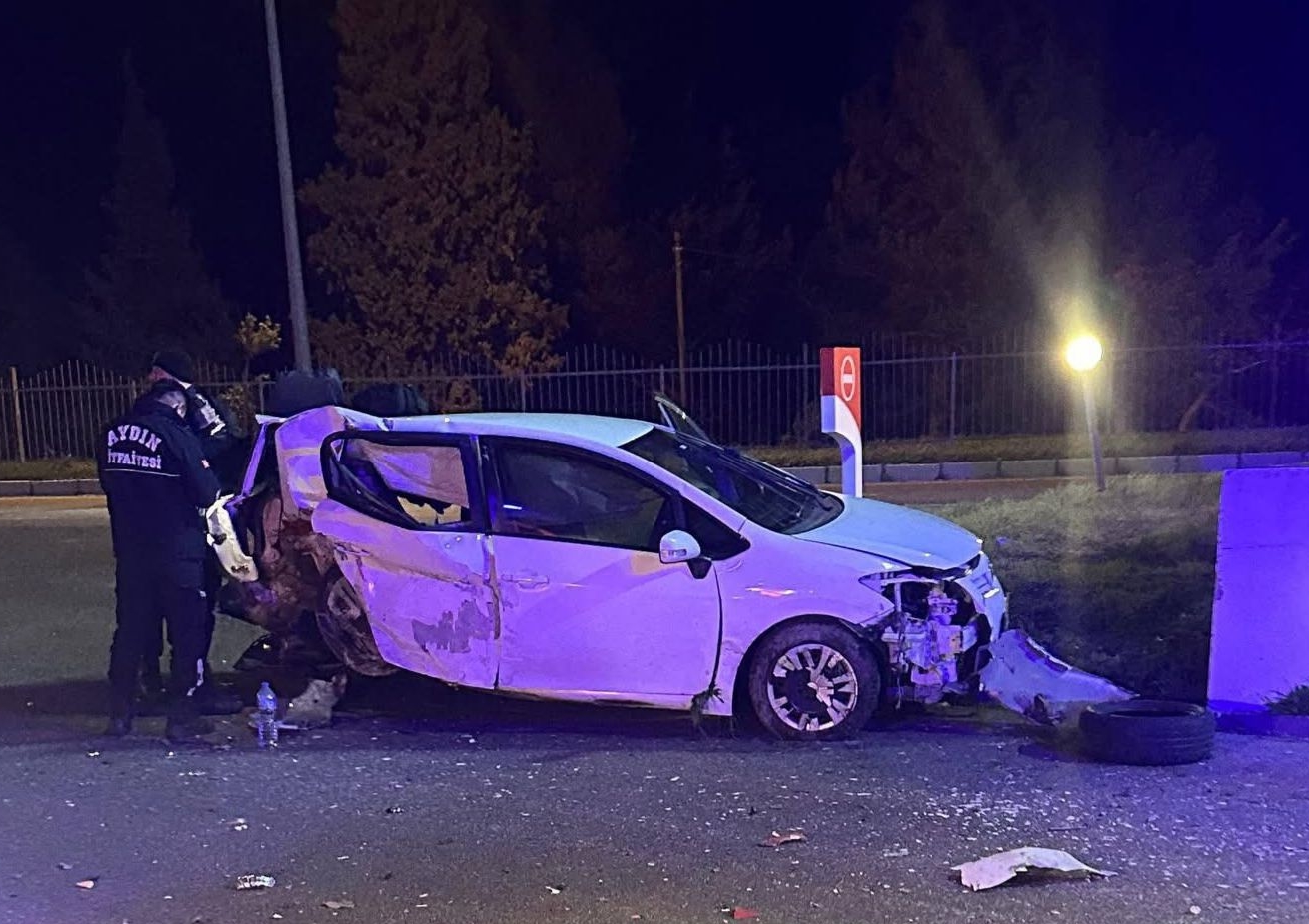 Aydın'da duvara çarpan otomobildeki 2 kişi yaralandı