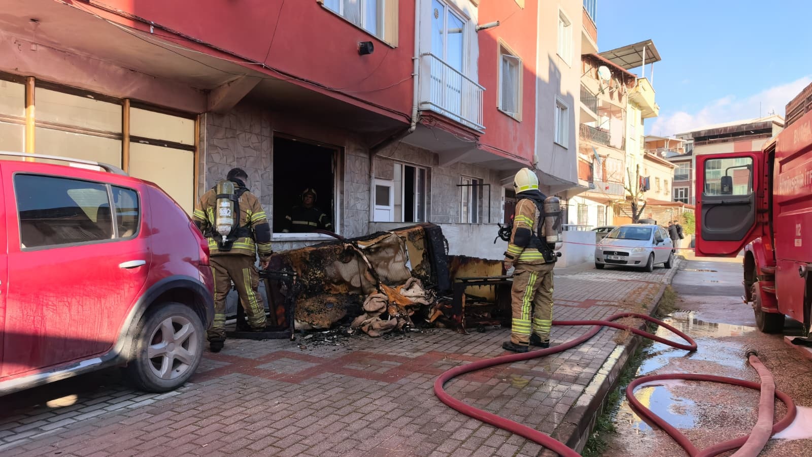 Bursa'da 3 katlı apartmanda çıkan yangında 2 kişi dumandan etkilendi