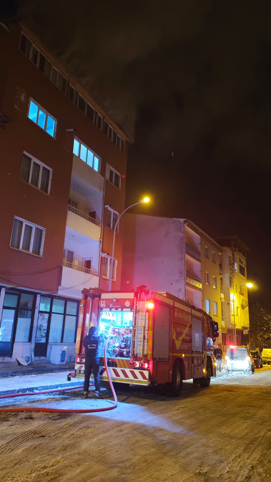 Erzurum'da bir binanın çatısında çıkan yangın hasara yol açtı