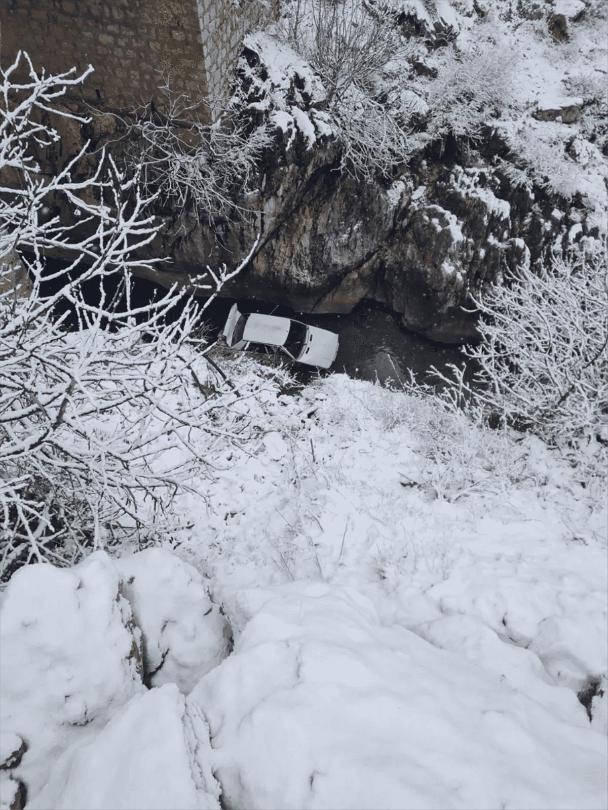 Diyarbakır'da otomobil köprüden çaya düştü: 4 kişi yaralandı