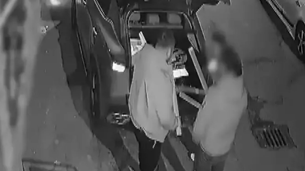 Takip edilip kar maskeli şüpheliler tarafından sopayla darbedildi! 