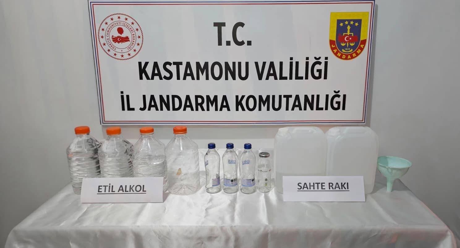 Kastamonu'da ruhsatsız silah ve sahte içki operasyonlarında 5 zanlı gözaltına alındı
