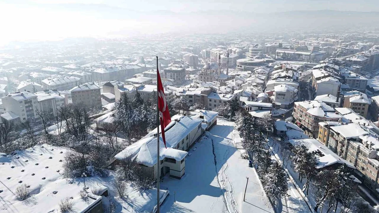 Bolu ve Karabük'te olumsuz hava koşulları nedeniyle eğitime 1 gün ara verildi