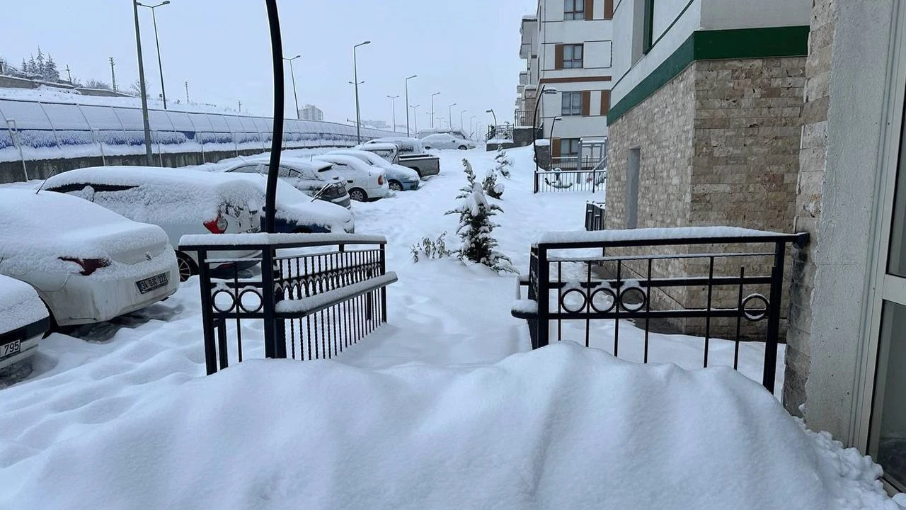 Kayseri'de olumsuz hava koşulları nedeniyle eğitime 1 gün ara verildi