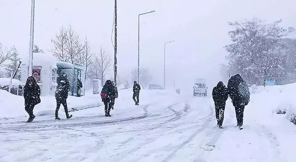 Kastamonu'da kar yağışı nedeniyle il merkezinde yarın taşımalı eğitime ara verildi