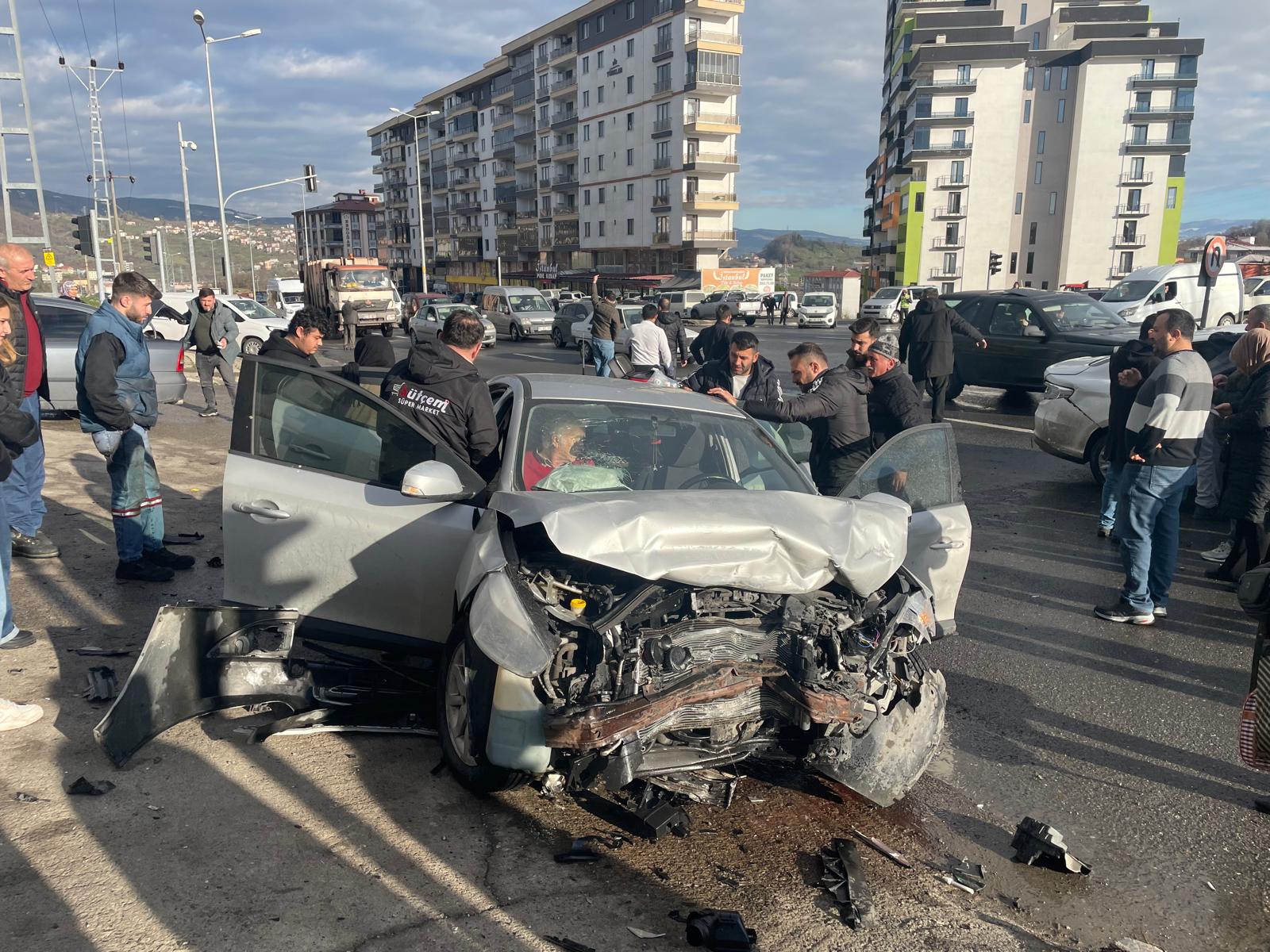Zonguldak'ta iki otomobilin çarpıştığı kazada 7 kişi yaralandı