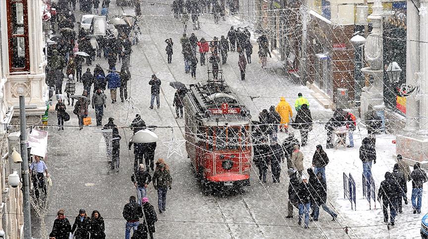 İstanbul yılbaşına soğuk giriyor: AKOM'dan kar ve gizli buzlanma uyarısı