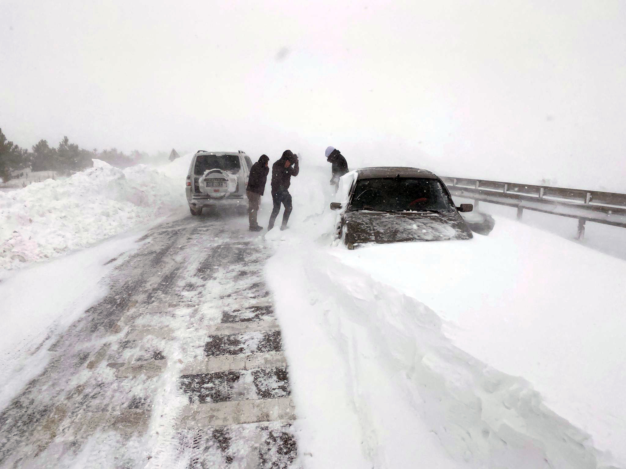 Sivas-Kayseri kara yolu yoğun kar yağışı nedeniyle ulaşıma kapatıldı