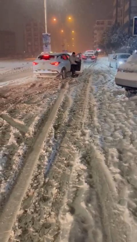 Elazığ'da 311 köy yolu, kardan ulaşıma kapandı