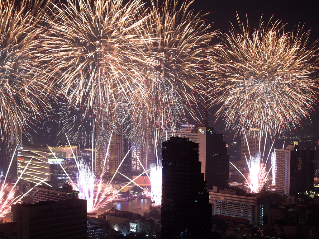 Tayland'da yeni yıl kutlamaları 2026'yı havai fişeklerle karşıladı