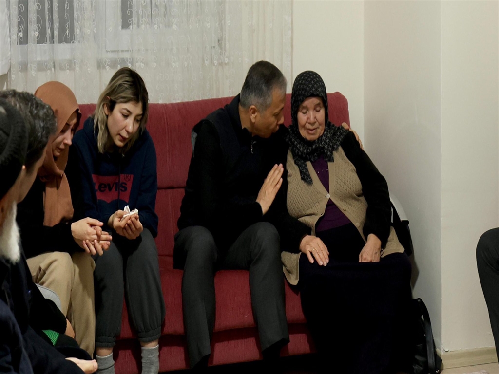 Bakan Yerlikaya şehit ailesini ziyaret etti, taziye iletti