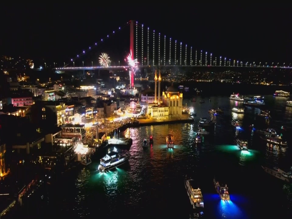 İstanbul Boğazı'nda yeni yıl kutlaması havai fişeklerle yapıldı