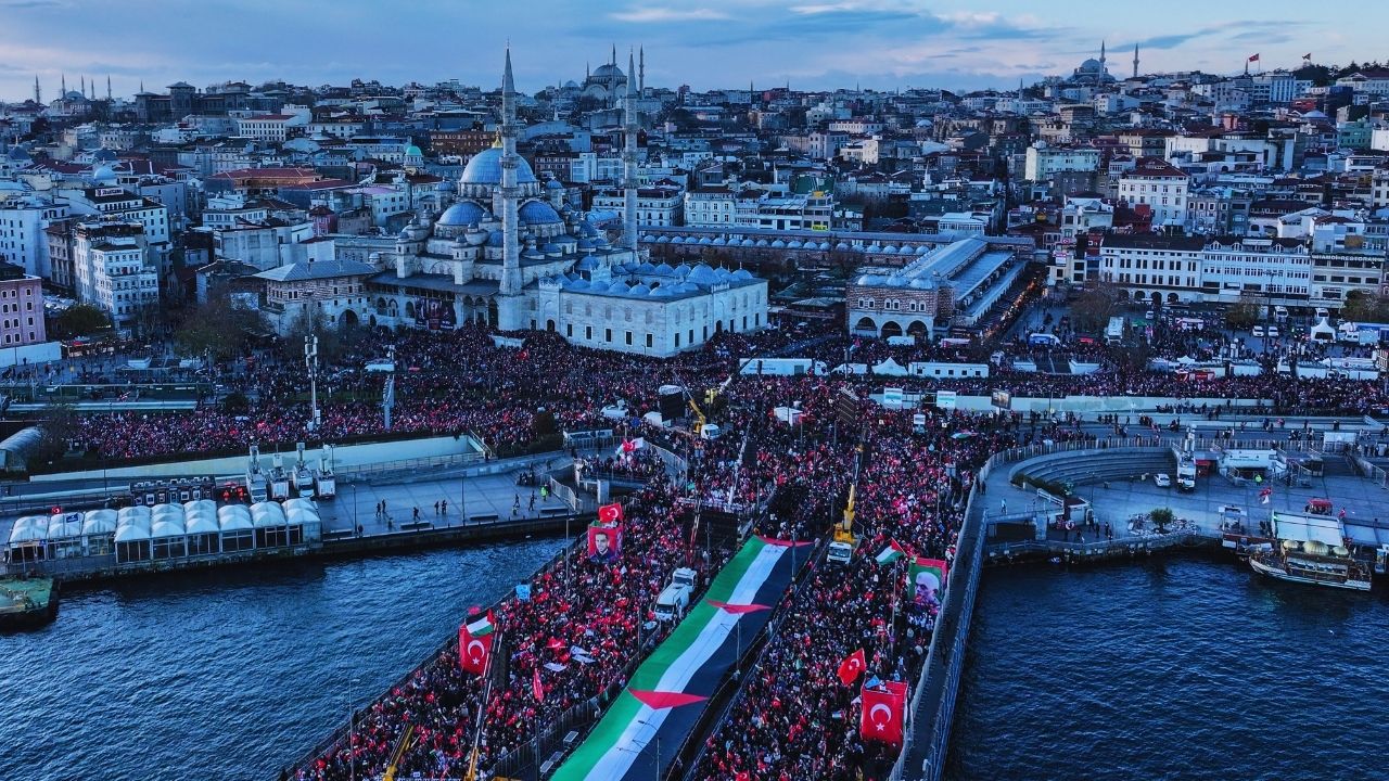 On binler Filistin için tek yürek oldu! Galata Köprüsü'nde destek yürüyüşü