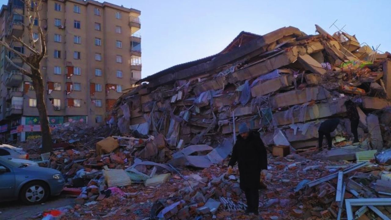Depremde 152 kişiye mezar olan Palmiye Sitesi için 3 kamu görevlisine dava! 