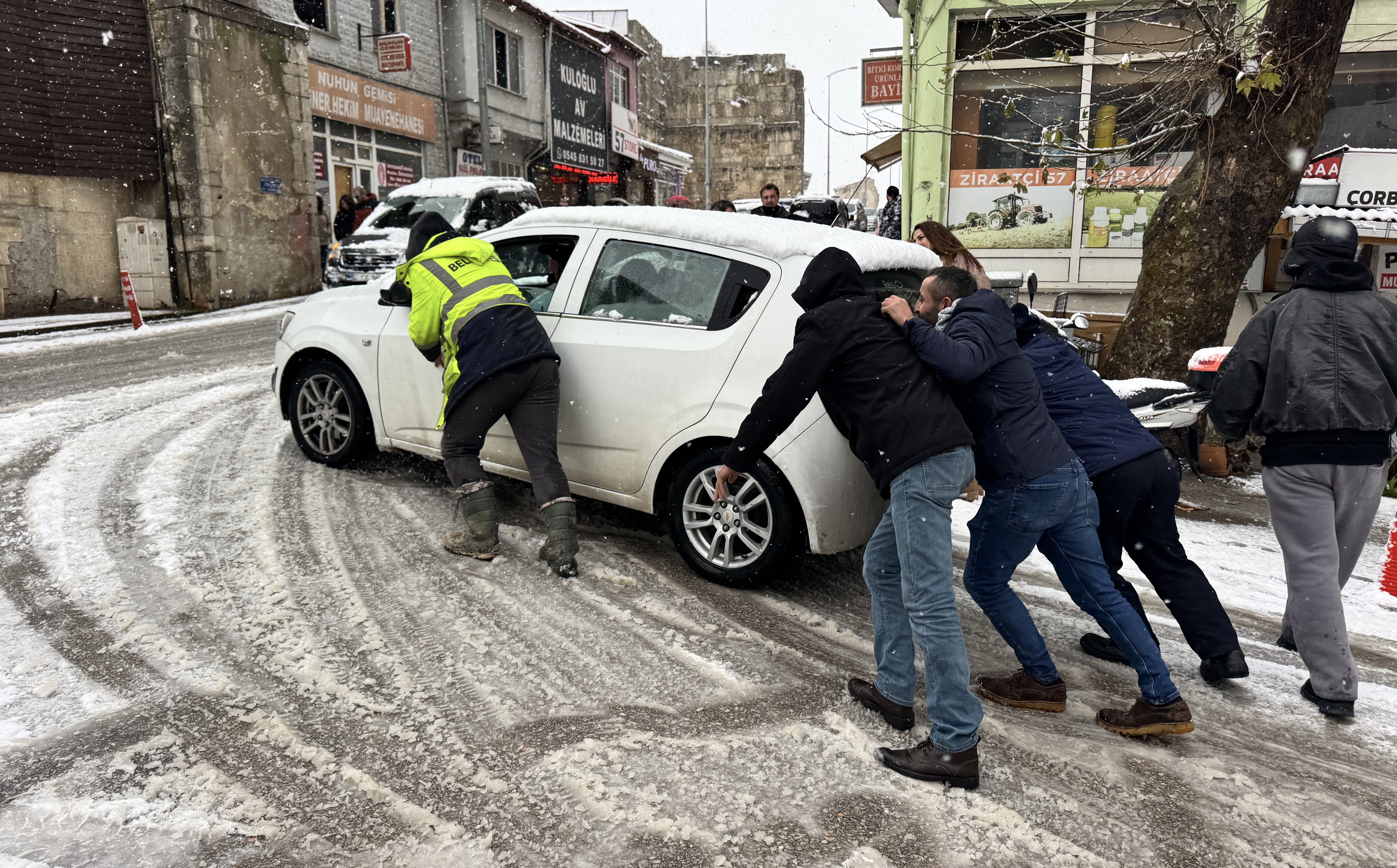 Sinop'ta Kar Yağışı Trafiği Olumsuz Etkiledi