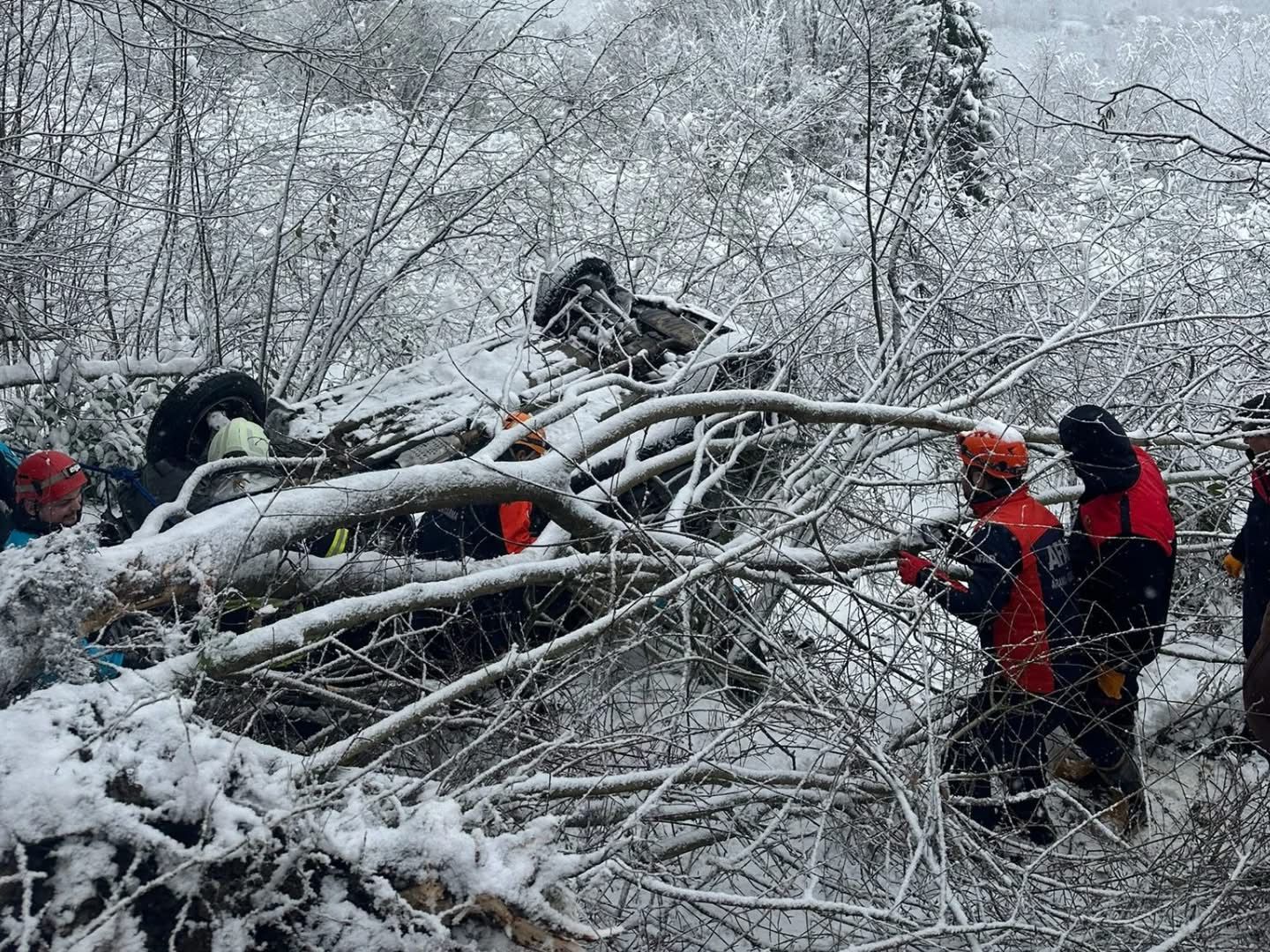 Giresun'da Feci Kaza: Otomobil Uçuruma Yuvarlandı