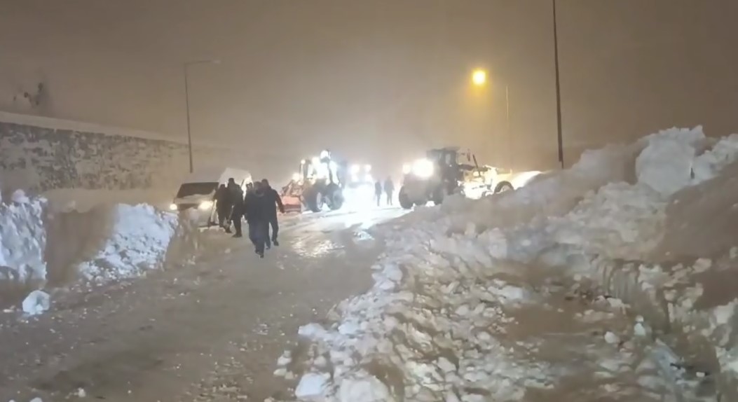 Bitlis'te Belediye Tankerinin Üzerine Çığ Düştü