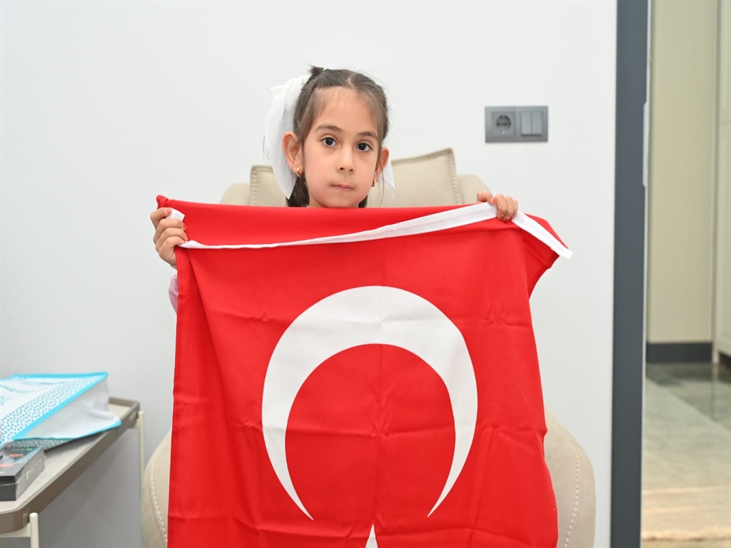 7 yaşındaki Zeynep'in bayrak sevgisi yürekleri ısıttı