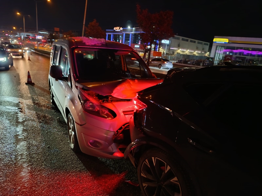 Bursa'da trafik kazası: Hafif ticari araç cipe çarptı