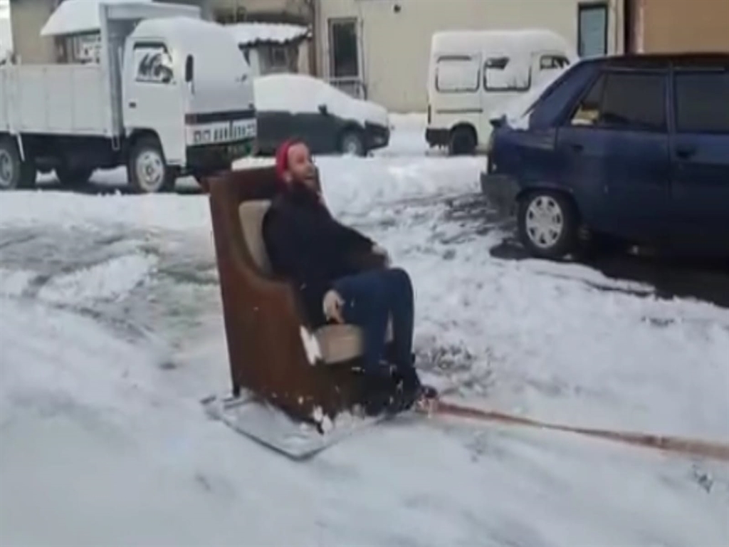 Düzce'de otomobile bağlanan koltukla kayak keyfi yaptı