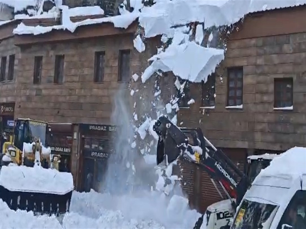 Bitlis'te çatıda biriken kar iş makinesinin üzerine düştü