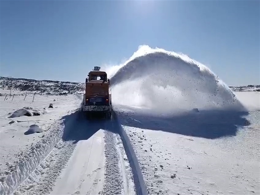 Elazığ'da kar nedeniyle kapanan köy yolları için seferberlik