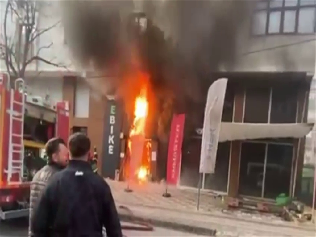 Çayırova'da elektrikli bisiklet tamirhanesinde yangın
