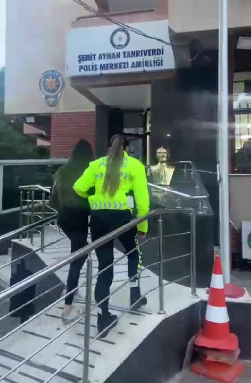 İzmir'de Trafikte Makas Atan Kadın Sürücüye Ceza Kesildi